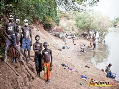 非洲冈比亚河沿岸的土著部落