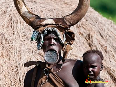 非洲莫西族女人佩戴唇盘为的什么？